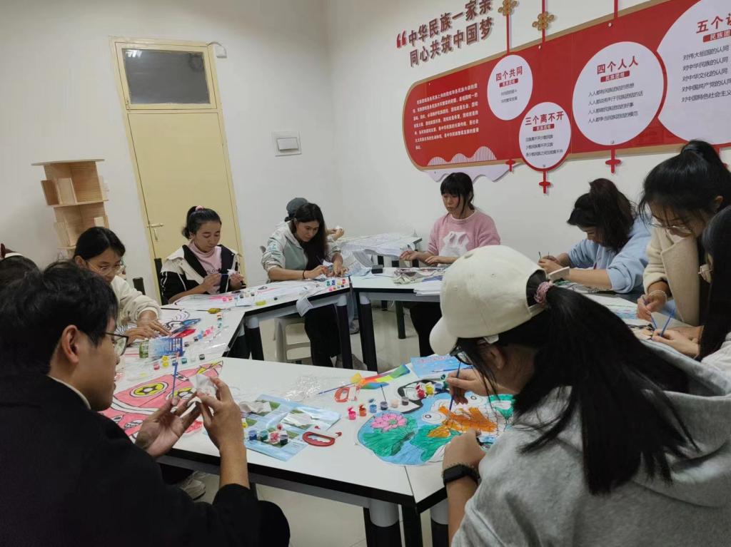 紙鳶舞晴空，藝術潤社區——我校“一站式”學生社區成功舉辦紙鳶藝術體驗活動